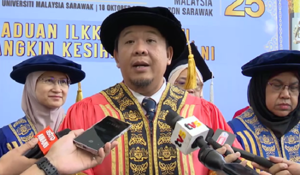 Timbalan Menteri Kesihatan Datuk Lukanisman Awang Sauni ditemui selepas Istiadat Konvokesyen 2025 Institut Latihan Kementerian Kesihatan Malaysia (ILKKM) Zon Sarawak di Dewan Tunku Abdul Rahman Putra, Universiti Malaysia Sarawak (UNIMAS) di Kota Samarahan/RTM